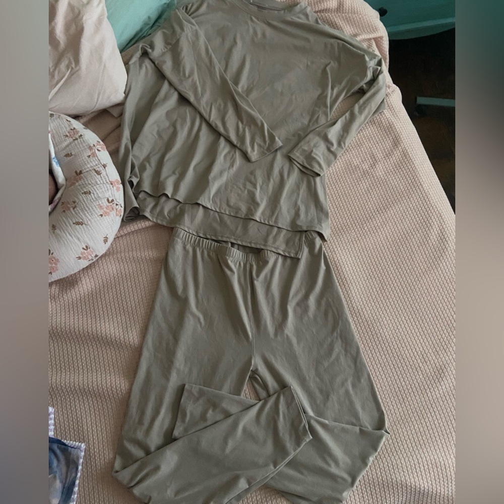 Buttery Soft Lounge Set 🤍 Size XL
